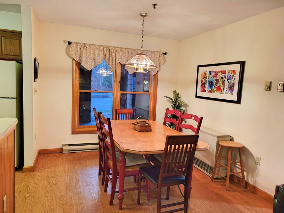 Dining area seats 6