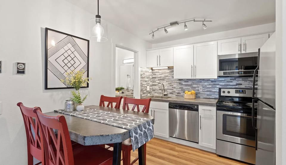 Full size kitchen and dining for 4
