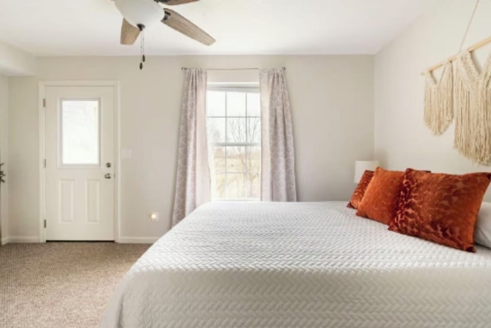 Basement Bedroom with Queen bed