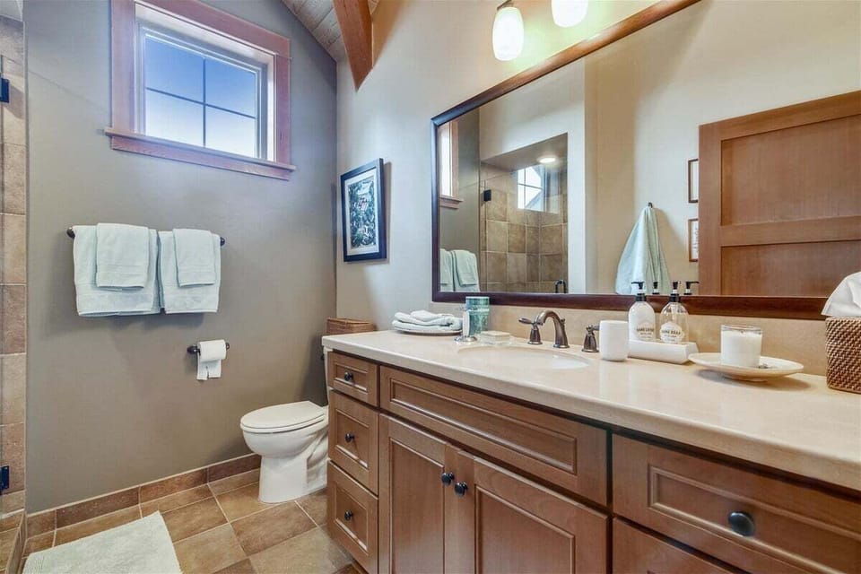 Upstairs Bathroom at The Lodges D1