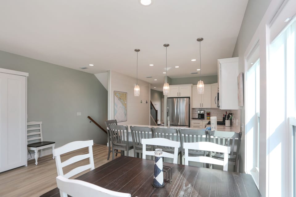 Dining Area & Kitchen