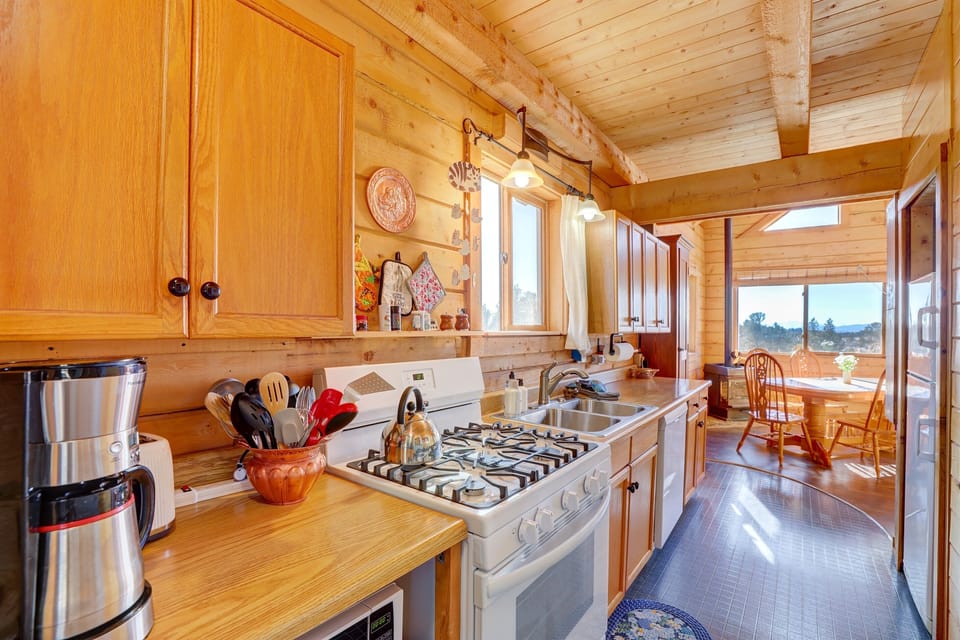 Fully stocked kitchen. Be sure to grab your groceries from Prather's Market which is 30 minutes away.