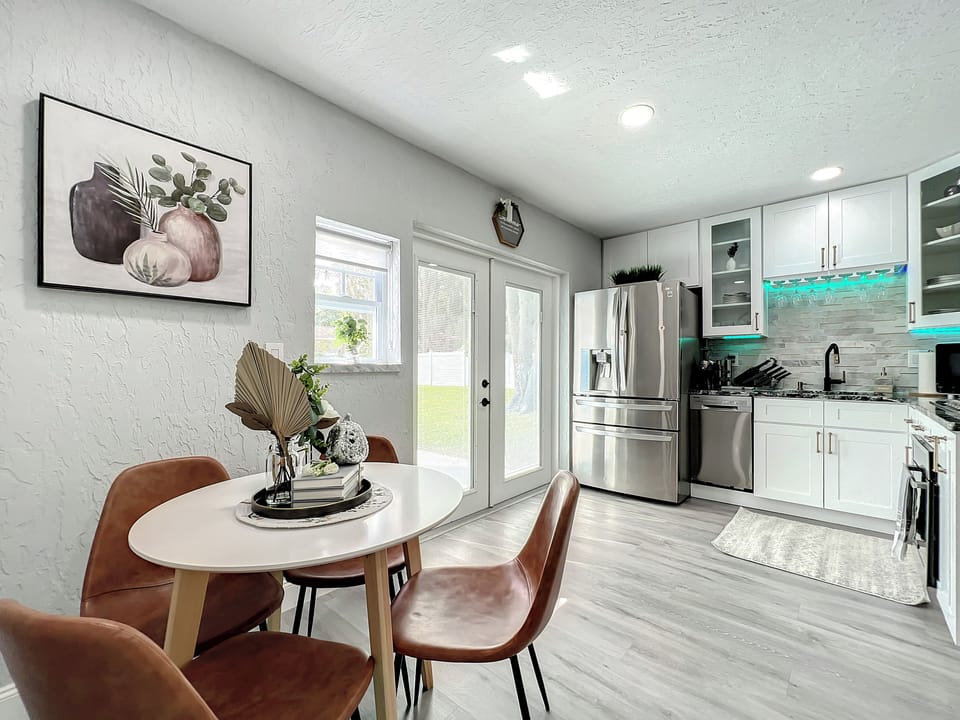 kitchen 2 with table for four