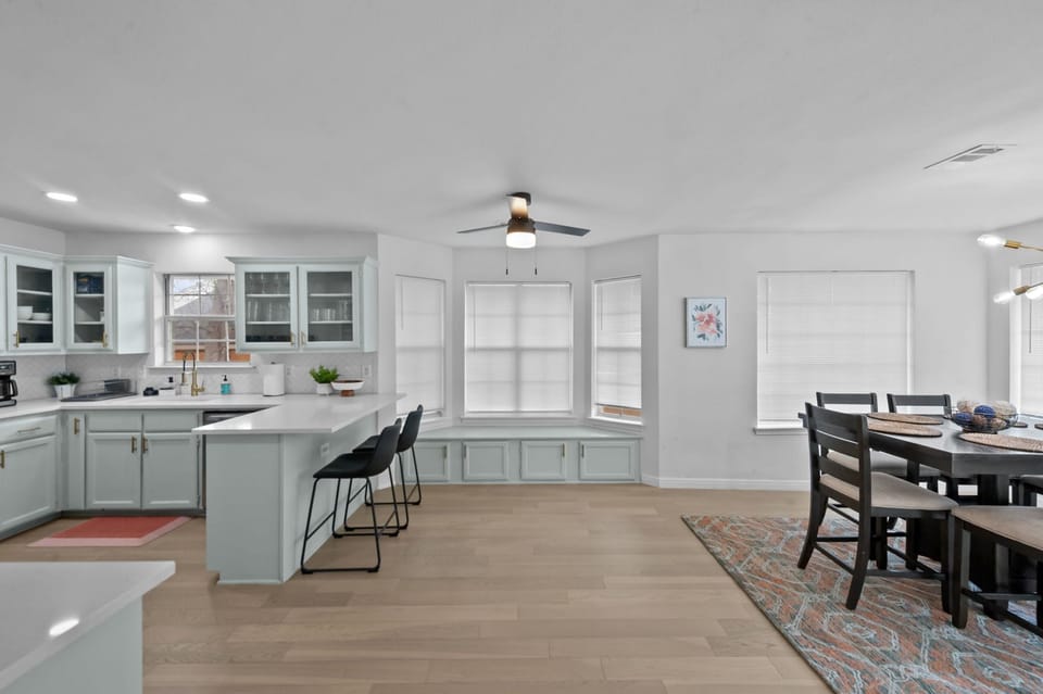 Additional seating by windowsill for great family time!!