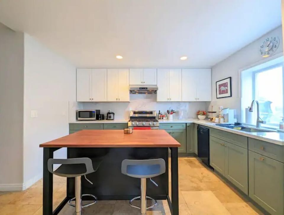 Full kitchen 