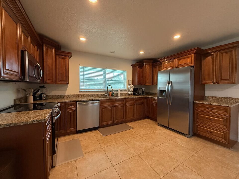 Fully-stocked kitchen - New Appliances!