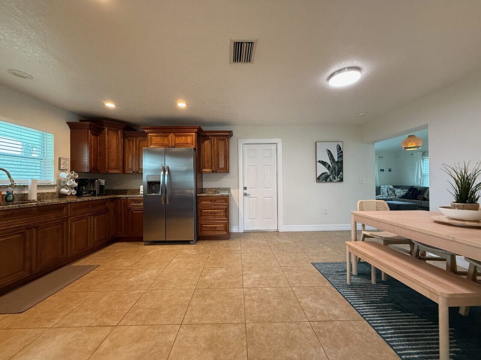 Dining Area and Large Kitchen - New Appliances!