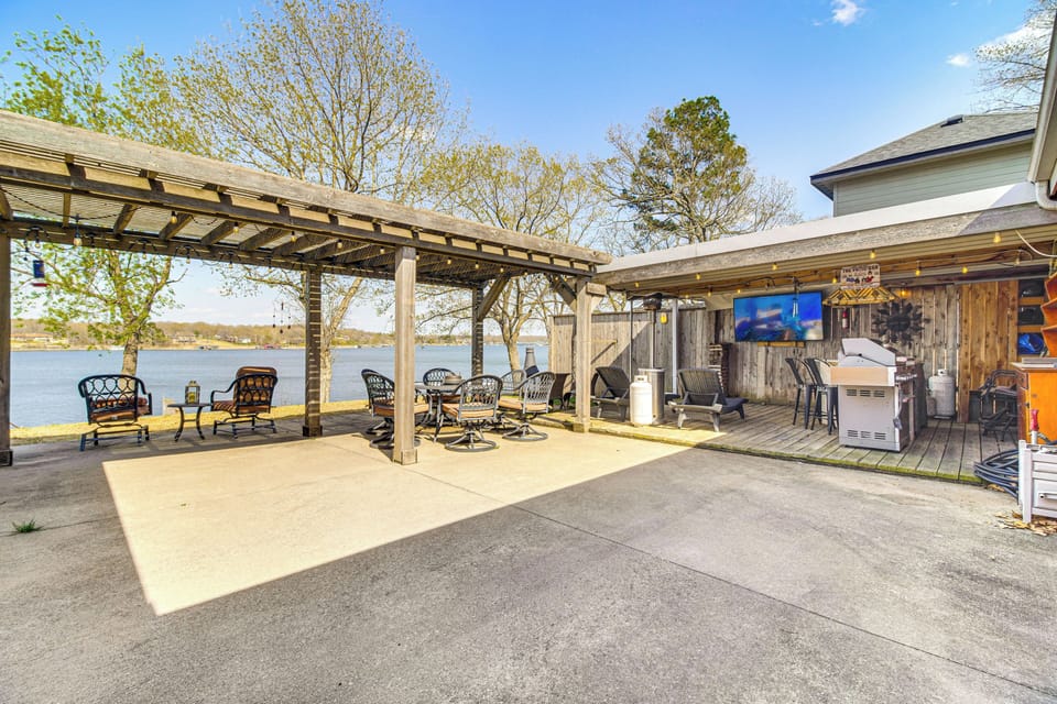 Patio | Pergola | Seating & Dining Areas