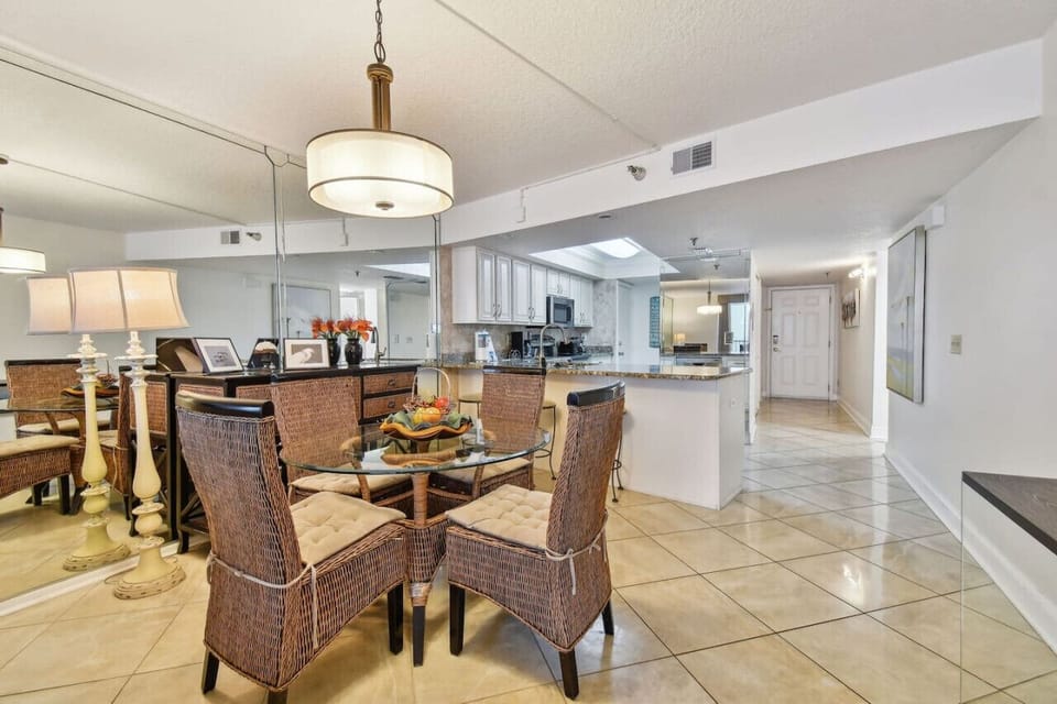 Dining area with seating for 4