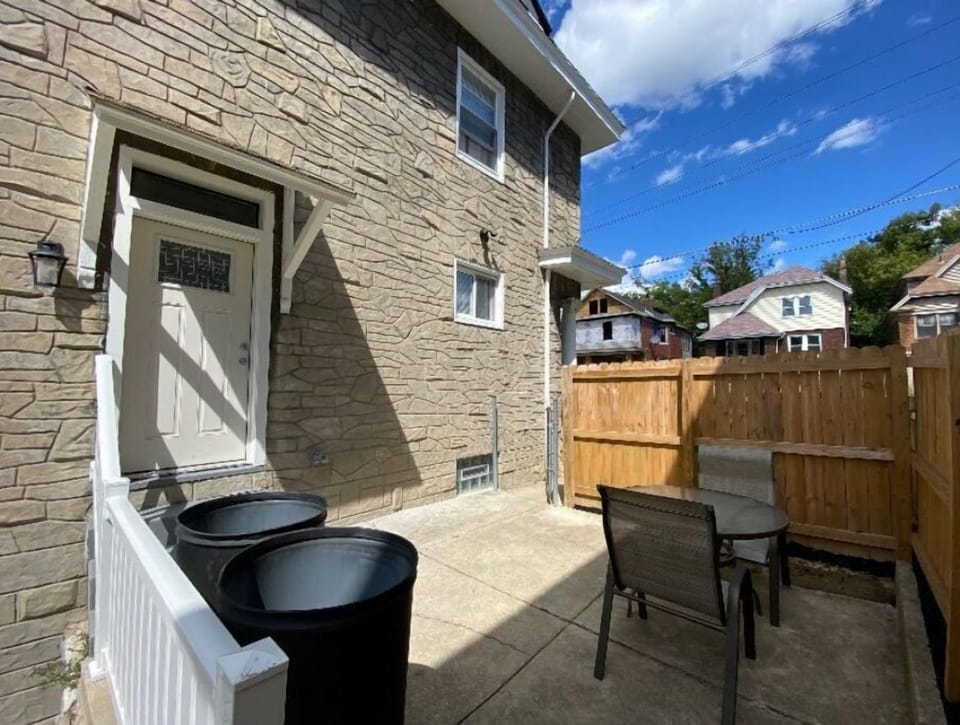 Private entrance to Cozy Hidden Gem Unit 2.