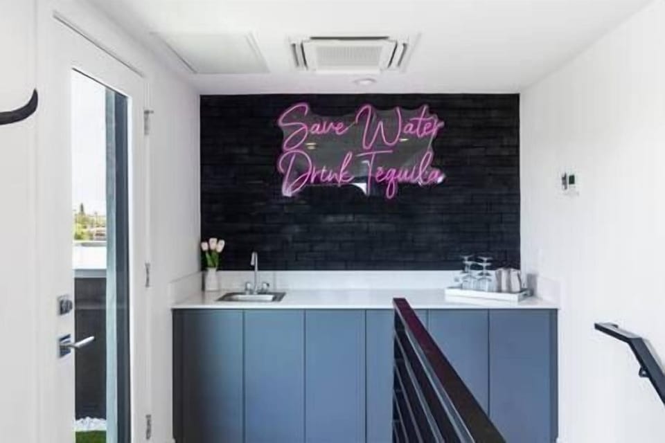 4th floor wet bar with vanity counter