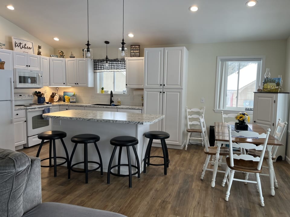 plenty of lighting, under cabinet lighting and island lights