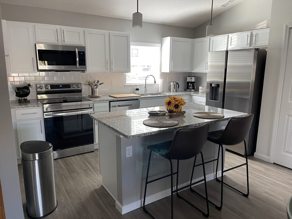 Island w/ 2 Bar Stools