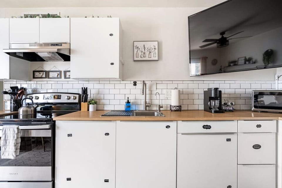 This modern kitchen is giving us major design inspo! With its clean lines and chic black and white palette, everything just feels so fresh.