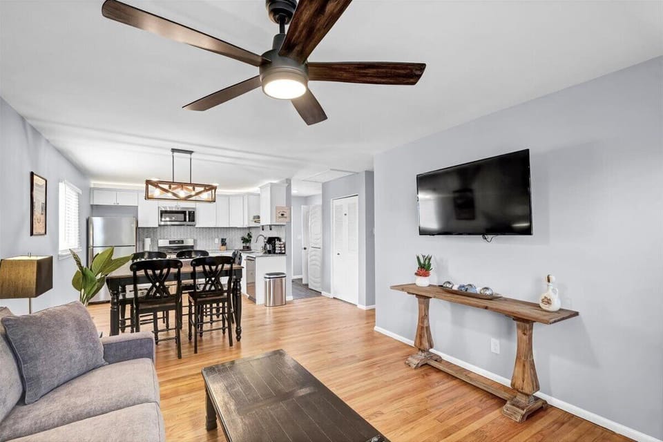 Living Room/Dining Area