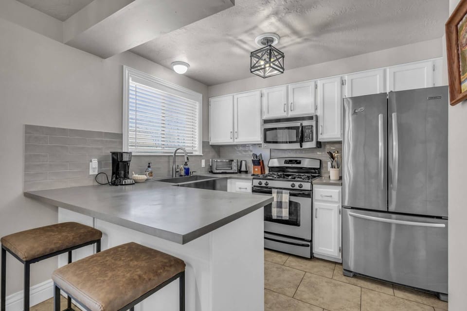 Fully Equipped Kitchen with Dishwasher and Oven/Stove combo as well as Microwave and Fridge.