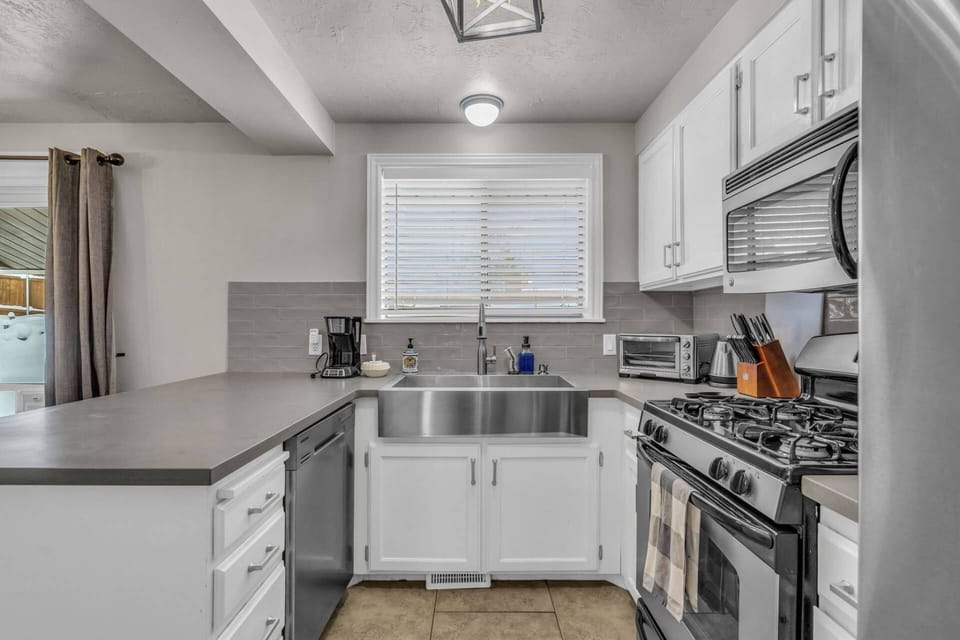 Large Kitchen Sink and plenty of Counter Space to Prepare and Clean Up your Homemade Meals