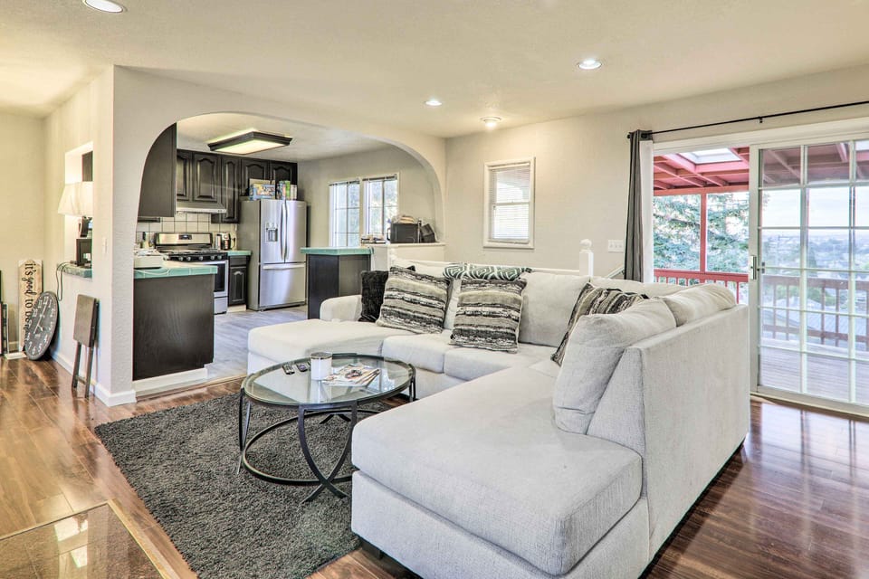 Living Room | Free WiFi | Smart TVs