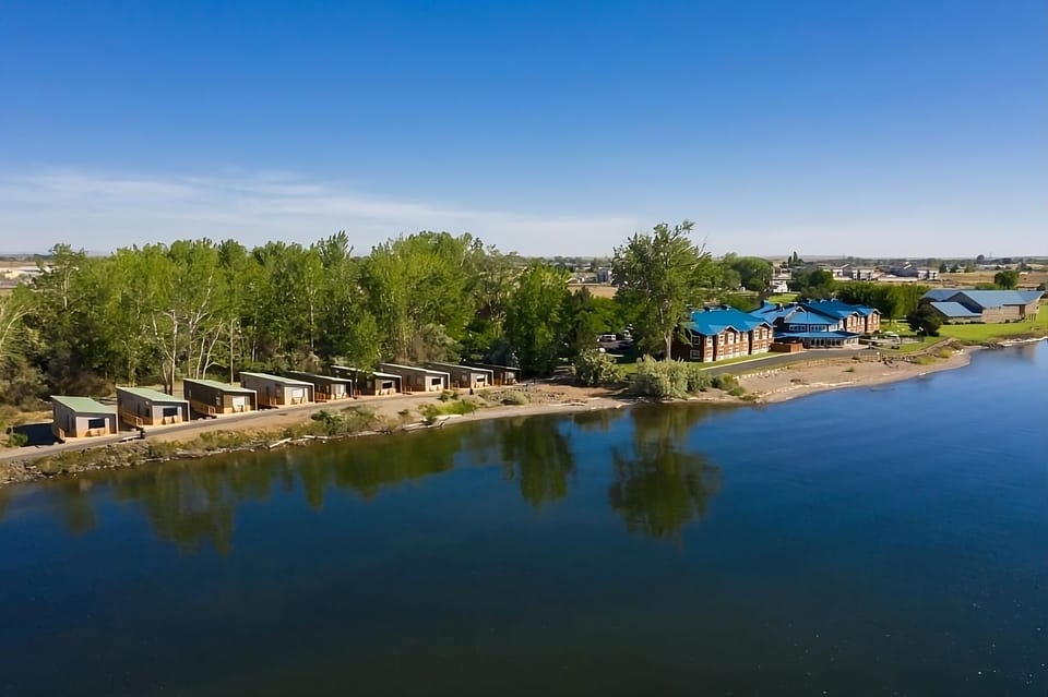 Cruise in with easy parking and a breezy lakefront vibe.