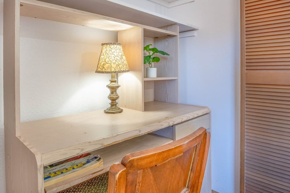 Lauloa 312 Bedroom #2 with twin beds and closet desk