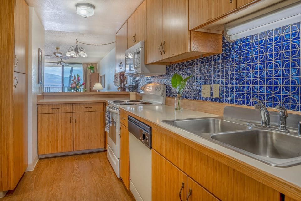 Lauloa 312 Kitchen