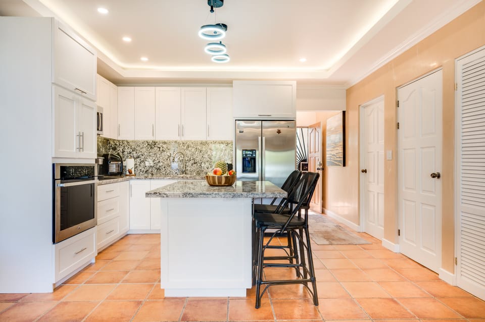 Pristine kitchen/dining area