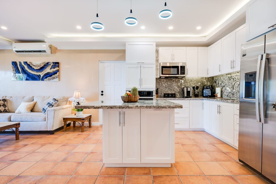 Pristine kitchen/dining area