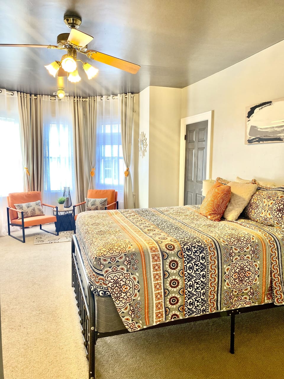 Capacious bedroom #1 Queen Bed w/ Seating Area