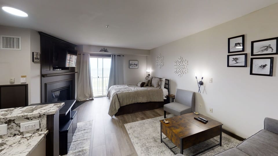 Home Decor, Indoors, Furniture, Bed, Table