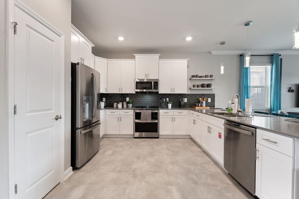 Fully-equipped kitchen with granite counter