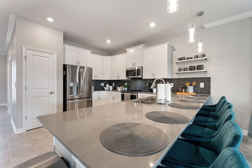Fully-equipped kitchen with granite counter