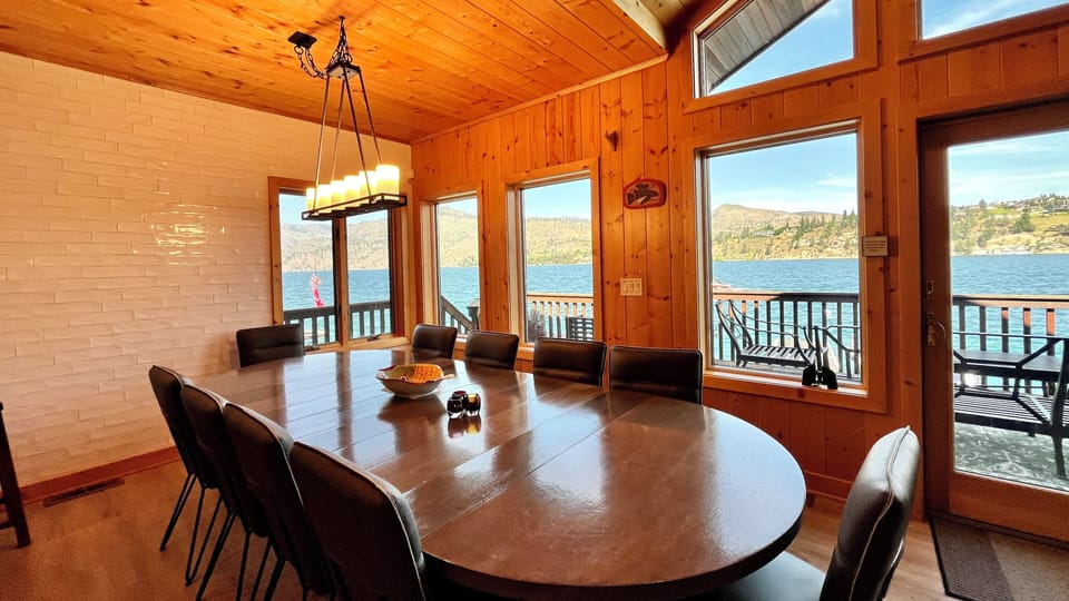 Spacious dining area with beautiful view of Lake Chelan