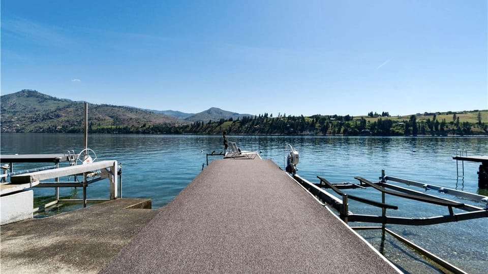 Dock: great for sunbathing and loading/unloading your boat. Boat moorage available on the buoy - no guest boat lift access