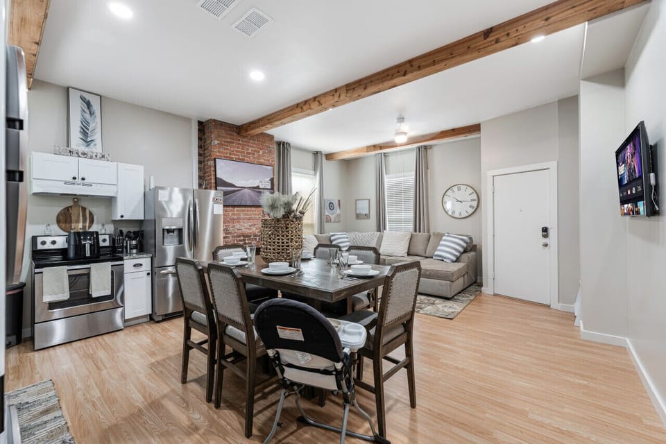 Escape to your own private oasis at our stunning vacation home, complete with a full kitchen perfect for cooking up delicious meals with your loved ones