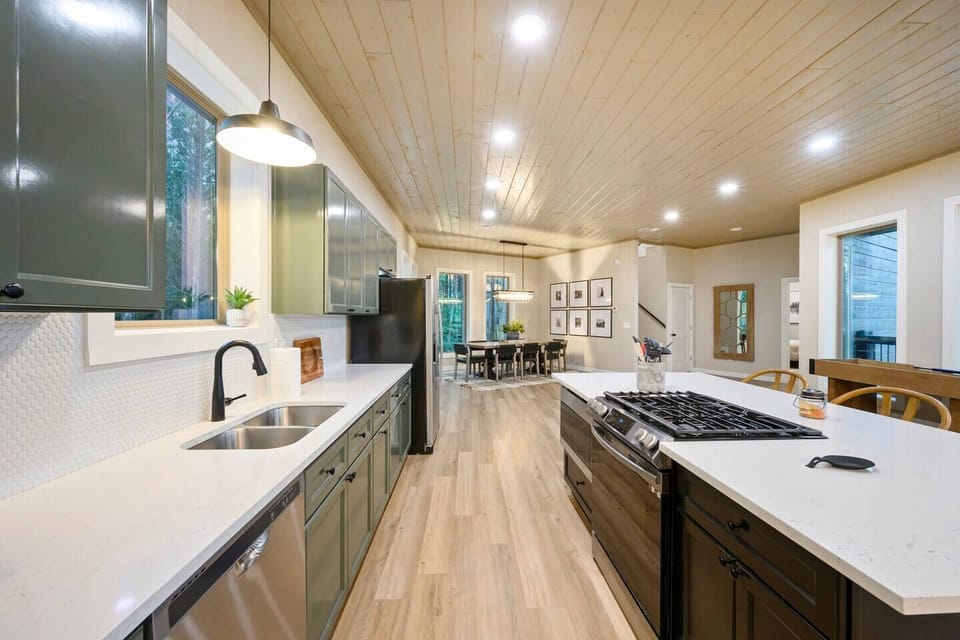 Another shot of the kitchen