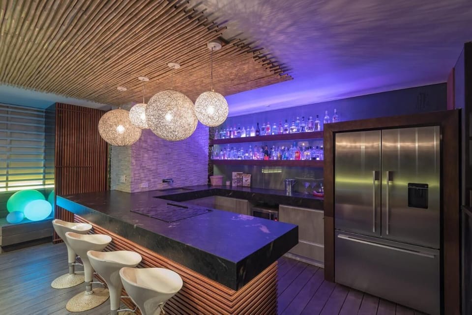 Pool entrainment / kitchen space