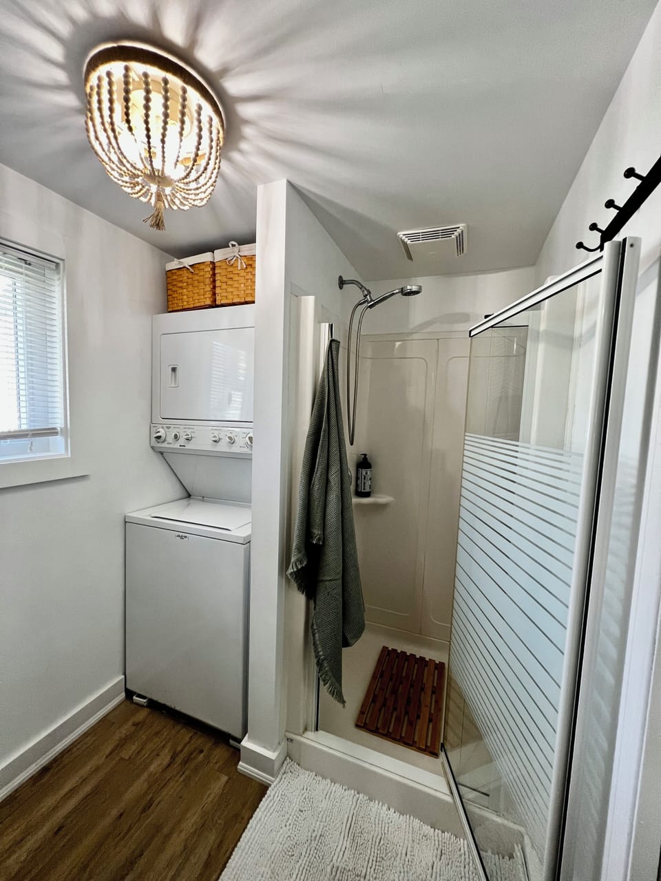 Laundry room w Shower