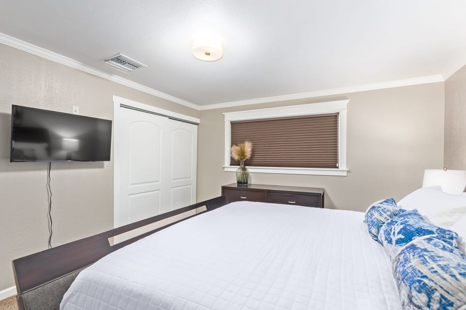 Master Bedroom- Smart TV with Hulu Live and Disney Plus