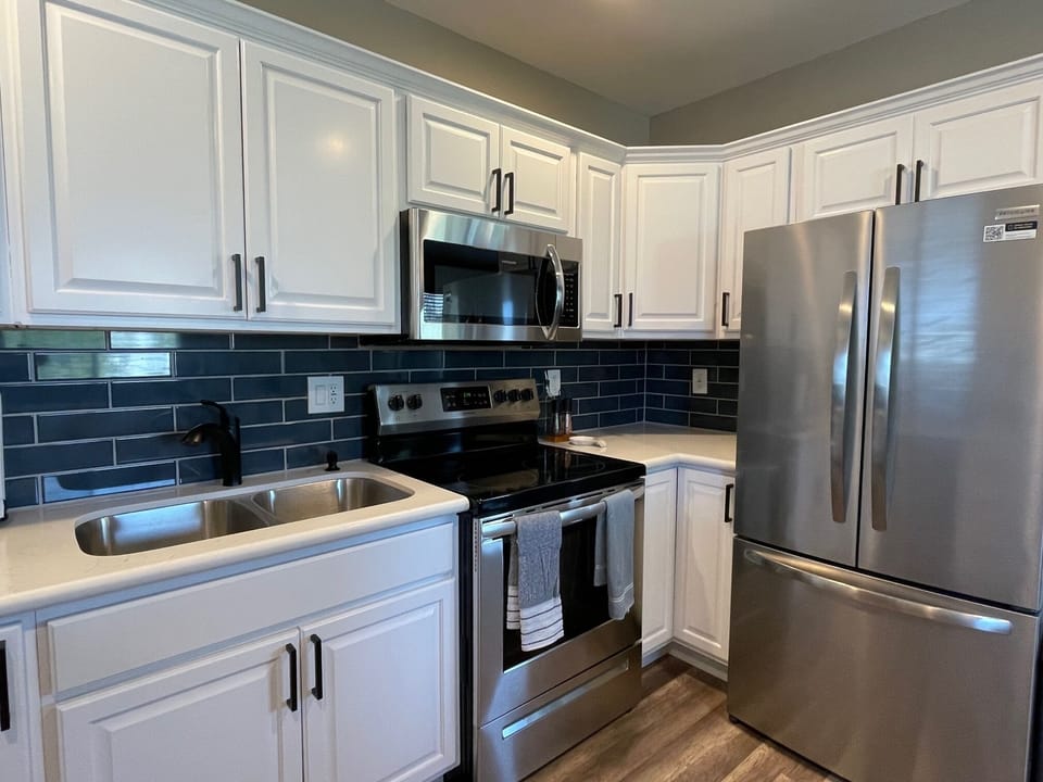 Newly remodeled kitchen (Dec '22) with complete upgrades, stainless appliances