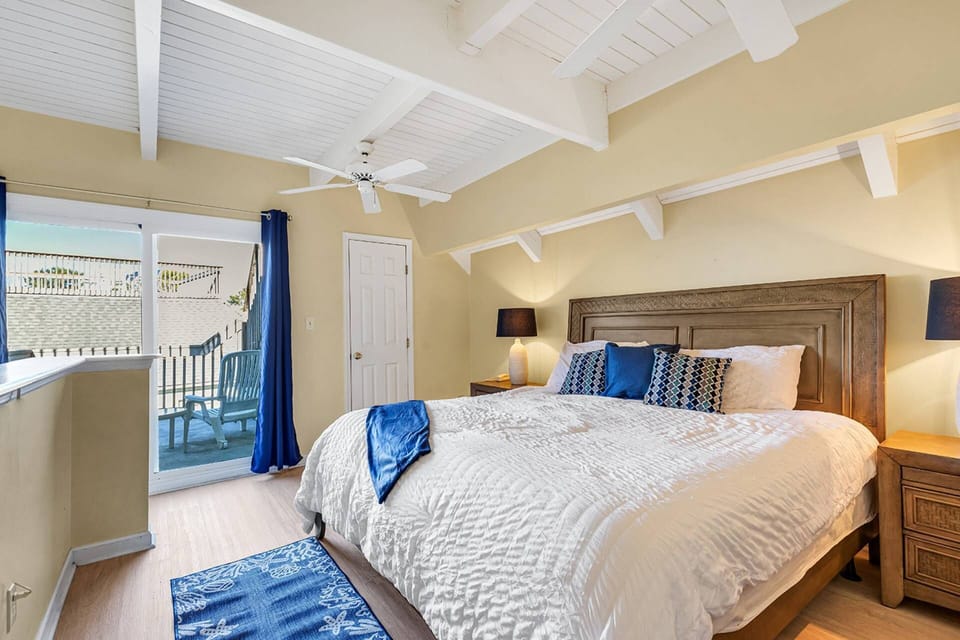 Upstairs Master Loft with King Size Bed & Private Entrance to Deck