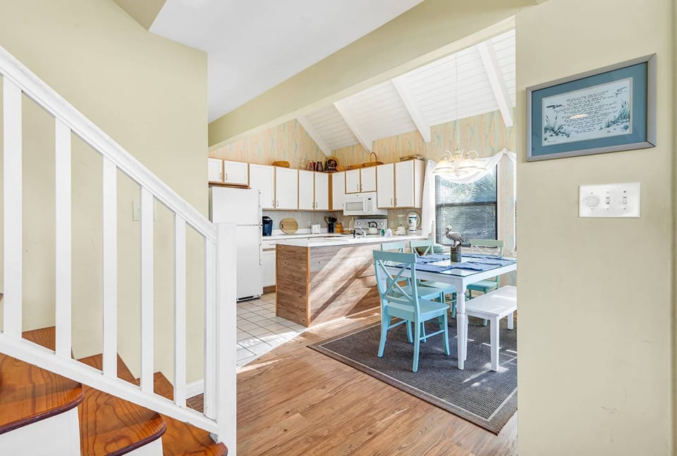 Dining & Kitchen Area