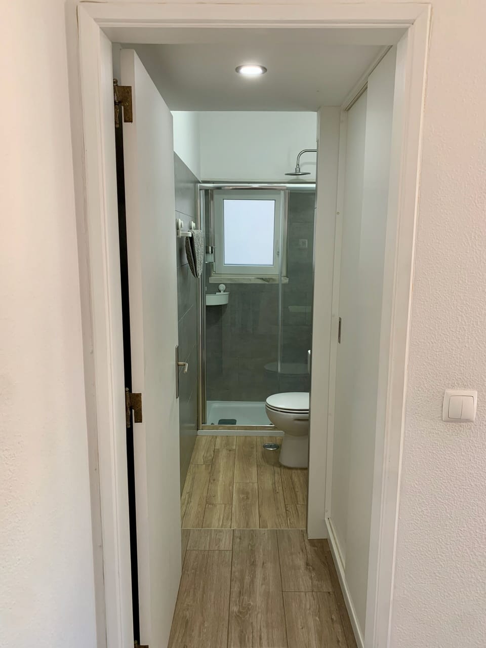 WC com roupeiro e porta