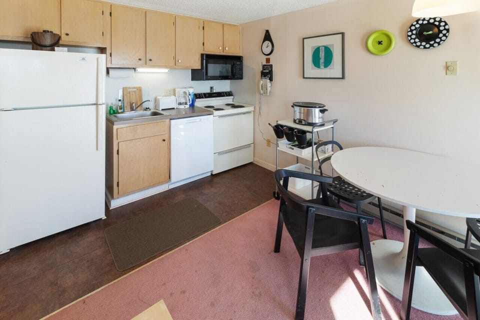 Fully-equipped with pots, pans & utensils.