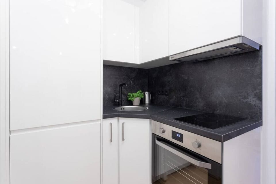 Hohe Qualität der Elektrogeräte. Voll ausgestattete Küche. Schöne Marmoroptik Arbeitsfläche.---High quality of electrical appliances. Fully equipped kitchen. Beautiful marble look work surface.