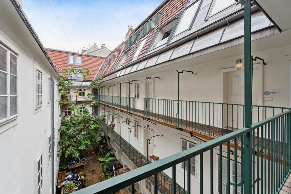 Der sehr gepflegte Innenhof des Wohnhauses mit netten freundlichen Nachbarn