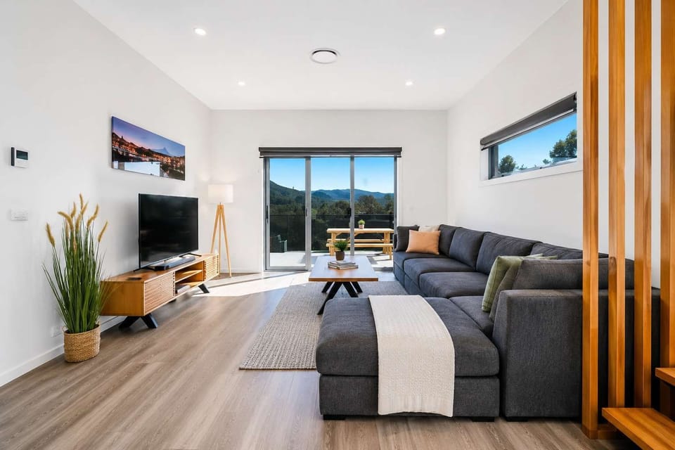 Relax in the spacious, light-filled lounge with comfortable seating, Smart TV and direct access to the outdoor area.
