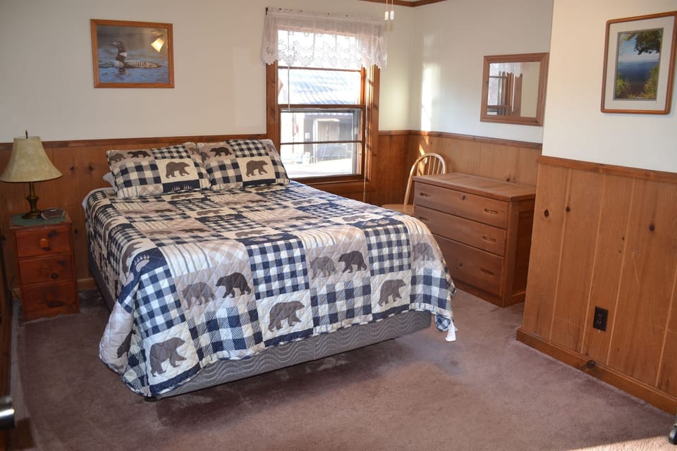 Queen Bed + Rollaway