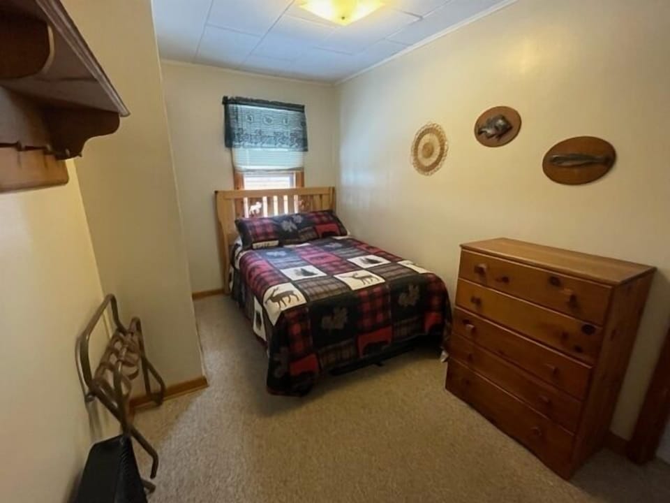 Bedroom 2 w/ double bed