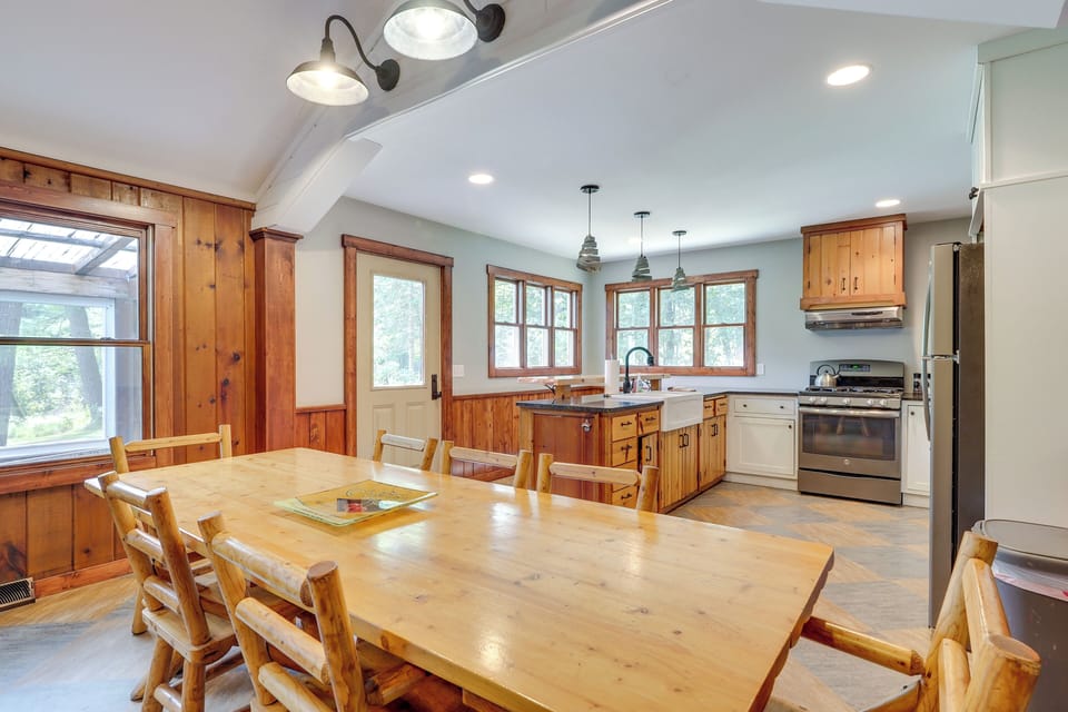 Dining Area | Dining Table