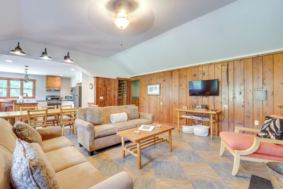 Living Room | Free WiFi | Central A/C & Heat